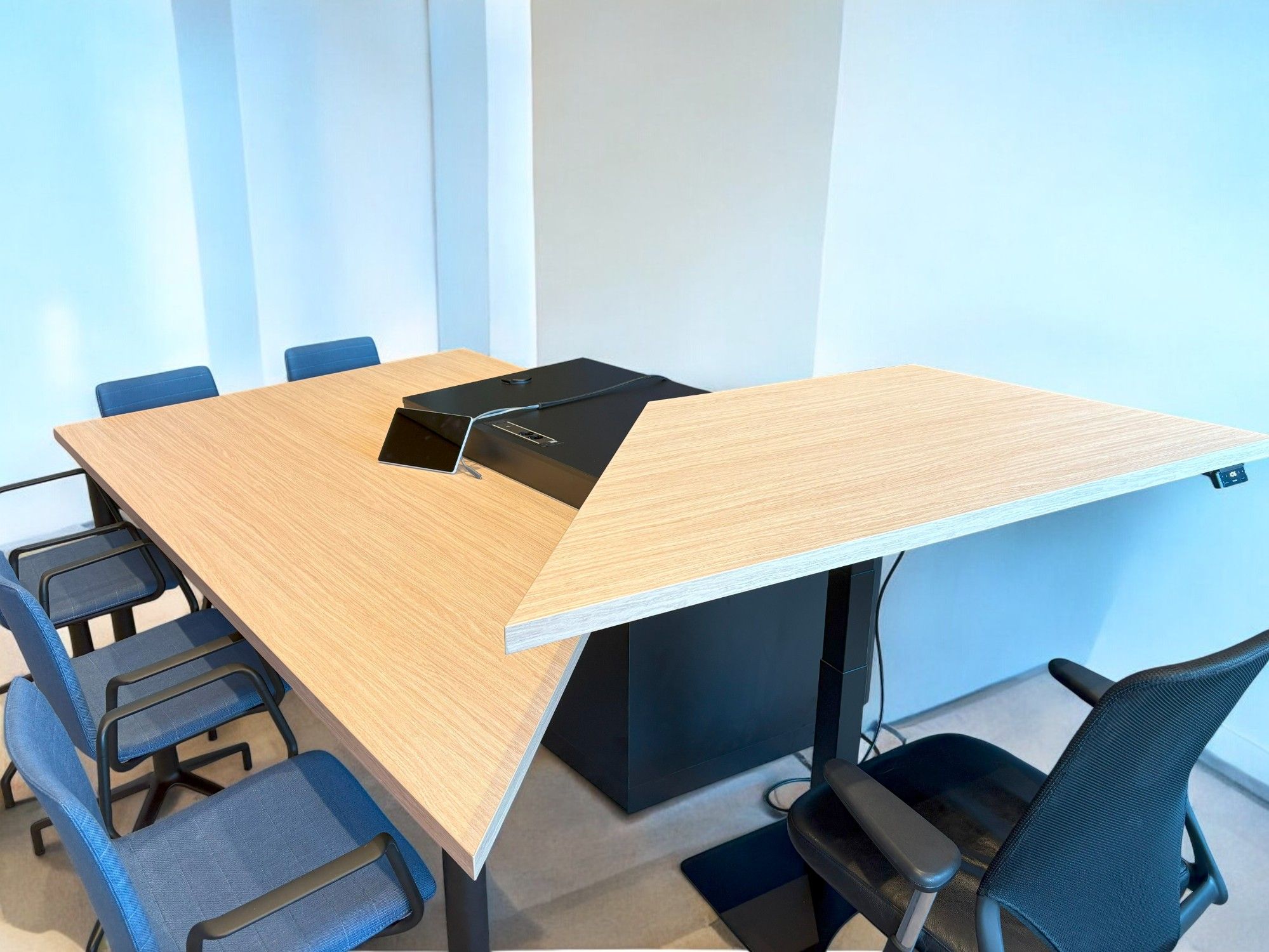 Vergadertafel met zit/sta bureau